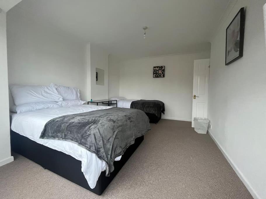 Spacious 4 Bed Home Near Nec, Jlr & Airport Parking For 3 Cars Ideal For Contractors! Solihull Exterior foto