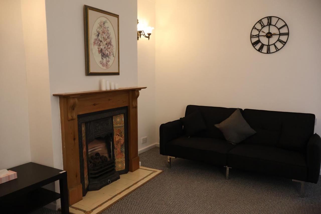 Spacious 4 Bed Home Near Nec, Jlr & Airport Parking For 3 Cars Ideal For Contractors! Solihull Exterior foto